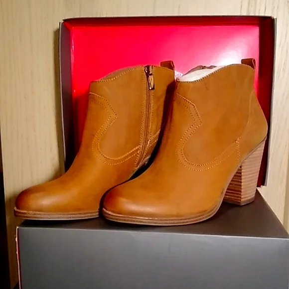VINCE CAMUTO ankle Boots sz 9 - Picture 1 of 5
